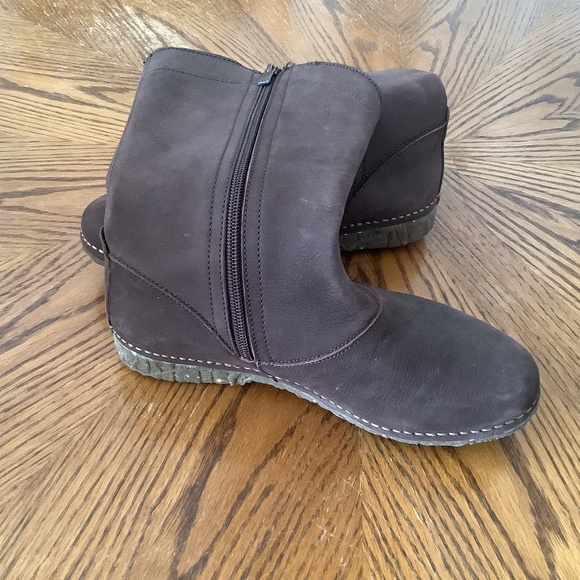 Womens Boots - Picture 2 of 2